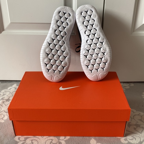 Nike - Women’s Nike Free Run Flyknit 2018 in Grey - Picture 7 of 8